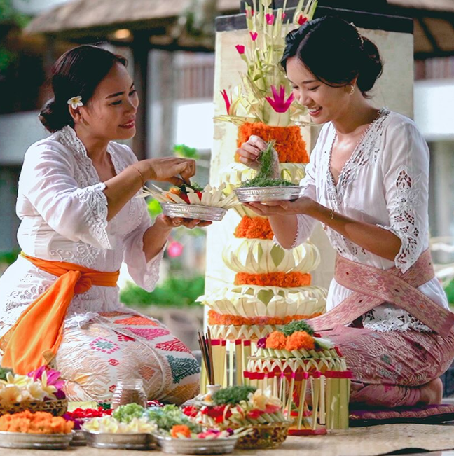 Liburan di Conrad Bali tidak hanya tentang kenyamanan, tetapi juga kesempatan untuk mengenal budaya Bali lebih dalam.