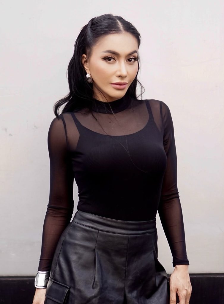 Dari sisi riasan, Denada tampil flawless dengan makeup glam natural yang menonjolkan bentuk alis dan mata dramatis.