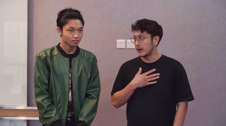 Pertemuan antara Dimas dan Kiesha difasilitasi oleh rumah produksi Screenplay dan berlangsung di kantor mereka.