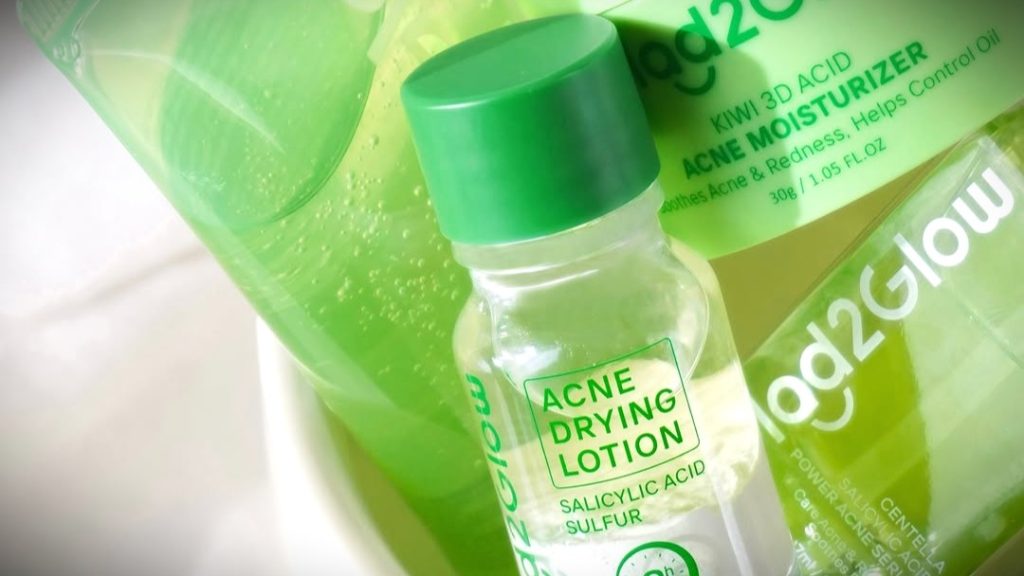 Glad2Glow Acne Drying Lotion hadir dalam bentuk larutan dua fase—cairan bening di atas dan endapan bubuk putih di bawah.