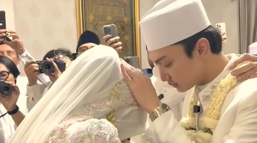 Gus Azmi menikah dengan Khansa Mariska