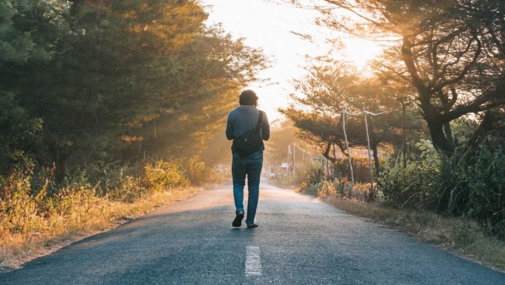 Aktivitas jalan kaki teratur membantu mencegah osteoporosis dengan meningkatkan kepadatan tulang, terutama jika dilakukan di pagi hari untuk mendapatkan vitamin D dari sinar matahari.