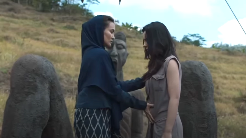 Atiqah Hasiholan berperan dalam film Kampung Jabang Mayit: Ritual Maut