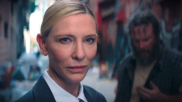 Di sana, Blanchett—berbalut setelan jas hitam dan rambut dikuncir rapi—terlihat memainkan permainan tradisional Korea, ddakji, dengan seorang pria tunawisma.