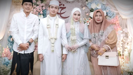 Khansa Mariska dan Gus Azmi berfoto dengan keluarga usai akad pernikahan, dalam balutan busana putih elegan.