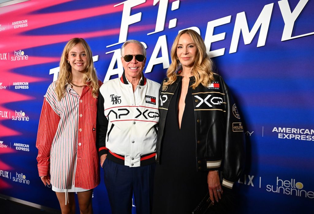 Koleksi Tommy Hilfiger APXGP terdiri dari 24 artikel fashion yang menampilkan siluet ramping, warna-warna berani, dan detail dinamis