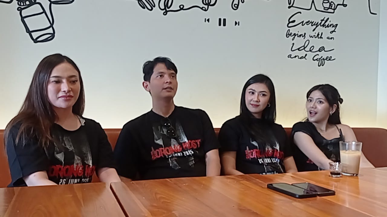Para pemain saat media visit film Lorong Kost