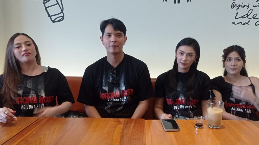 Dalam Media Visit di Warung Buncit, Jakarta Selatan, para pemain seperti Larasati Zilly, Gibran Marten, Nadira Hill, dan Amel Alvi berbagi kisah seram yang mereka alami di lokasi syuting.