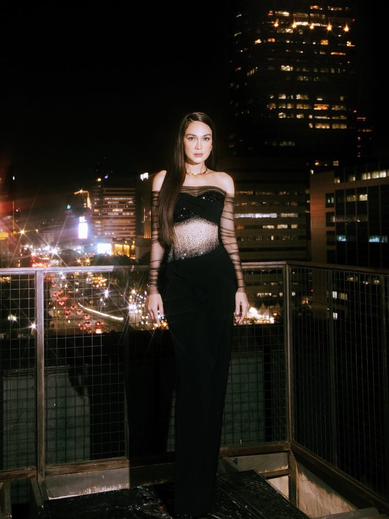 Luna Maya berpose anggun mengenakan gaun hitam transparan