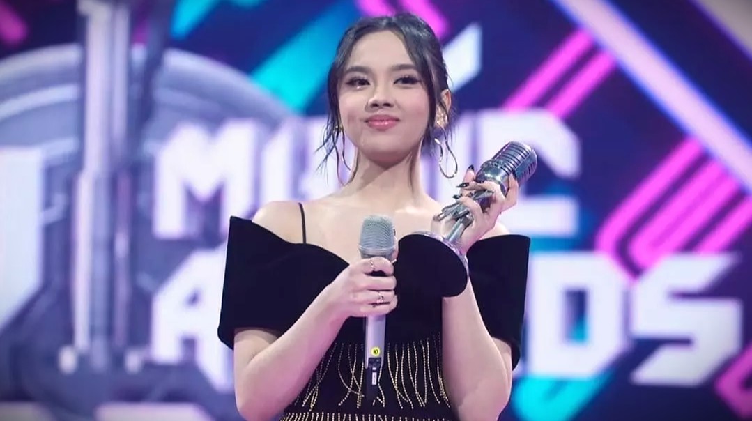 Lyodra bersinar di SCTV Music Awards 2025 dengan 3 penghargaan yang diraihnya