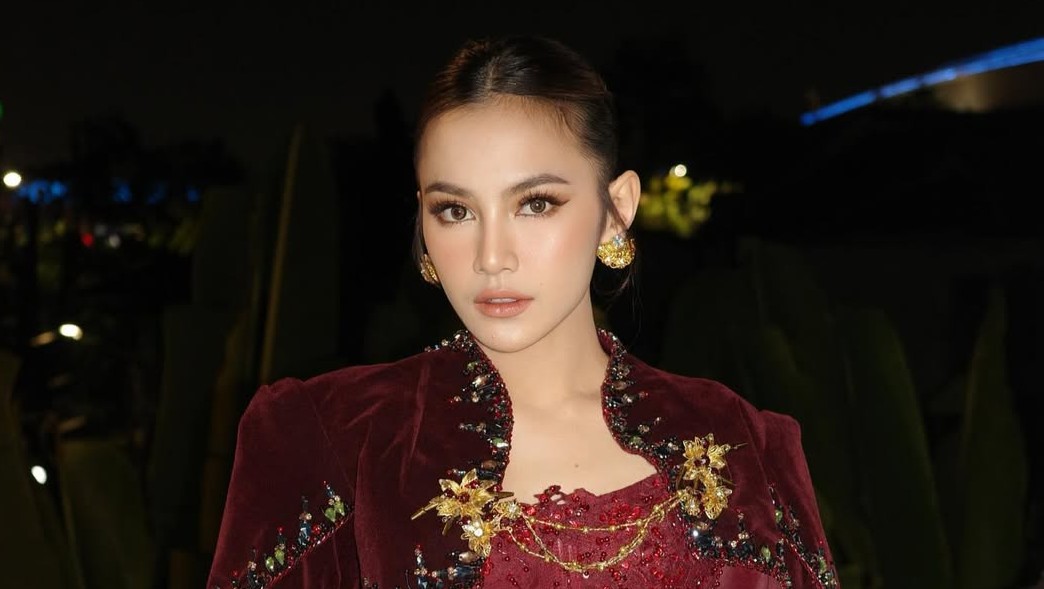 Mahalini tampil cantik dengan kebaya modern
