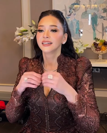 Banyak yang memuji selera fashion dan kemewahan yang ditampilkan, menyebutnya sebagai “ratu berlian” atau “ikon elegansi”.