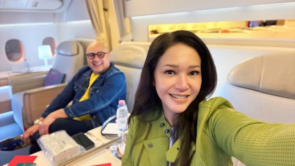 Melalui unggahan di akun Instagram pribadinya, Maia mengungkapkan bahwa ia tengah melakukan perjalanan ke Eropa untuk mendampingi sang suami, Irwan Mussry, dalam urusan pekerjaan.