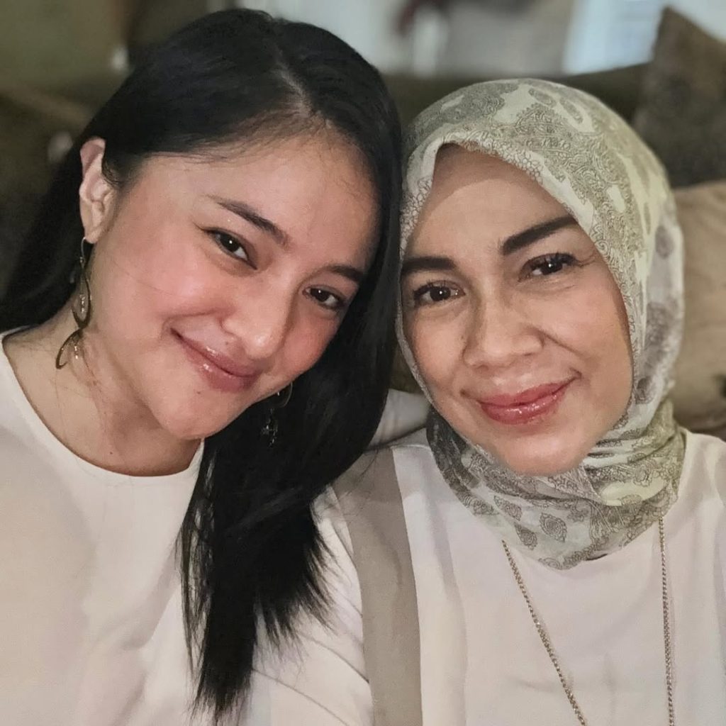 Bagian yang paling menyentuh dari kisah hidup Marshanda adalah hubungannya dengan sang ibu, Riyanti Sofyan.