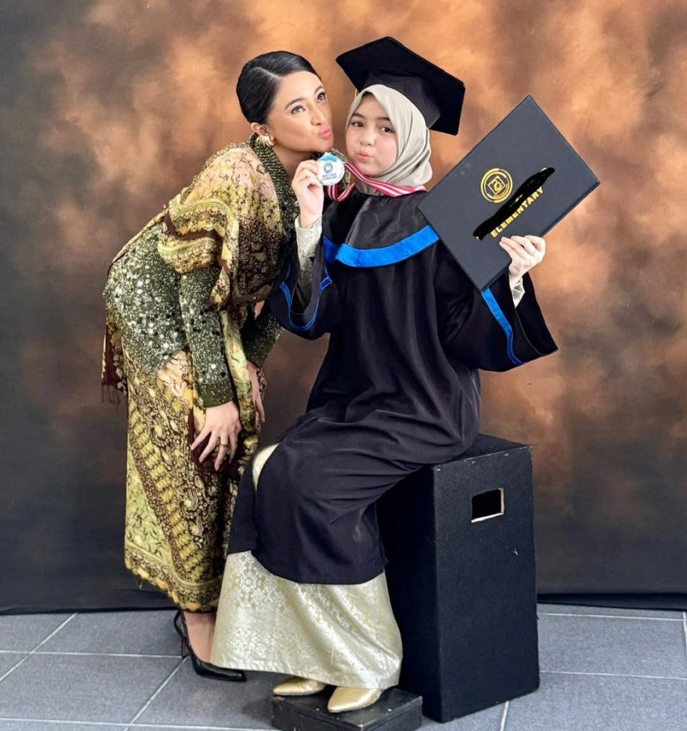 Kini Marshanda juga dikenal sebagai ibu dari Siena. Dalam parenting-nya, ia belajar dari pengalaman hidup dan trauma masa lalu.