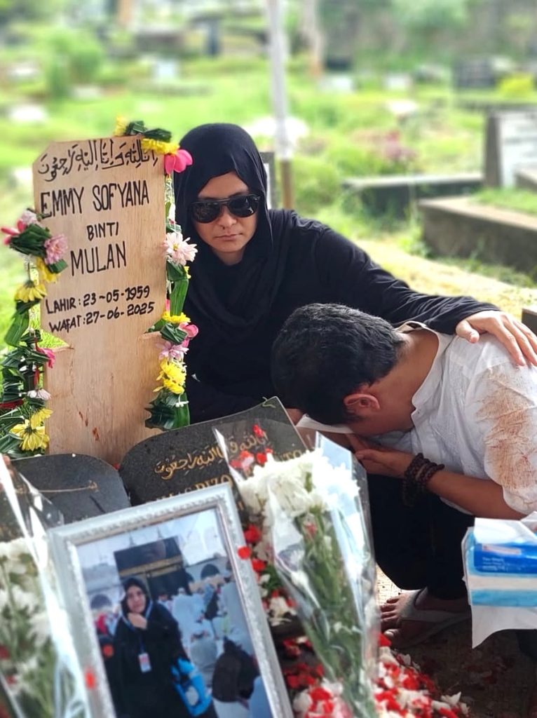 Salah satu permintaan terakhir sang ibu adalah agar dimakamkan satu liang lahat dengan anaknya yang telah lebih dulu meninggal pada 2014 karena penyakit yang sama.