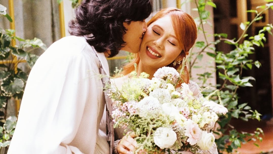 Nadin Amizah kenakan kebaya bergaya vintage saat tunangan
