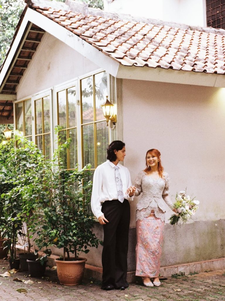 Nadin memadukan kebaya tersebut dengan kain batik satin berwarna pink pastel bermotif floral, menciptakan harmoni antara unsur tradisional dan modern.