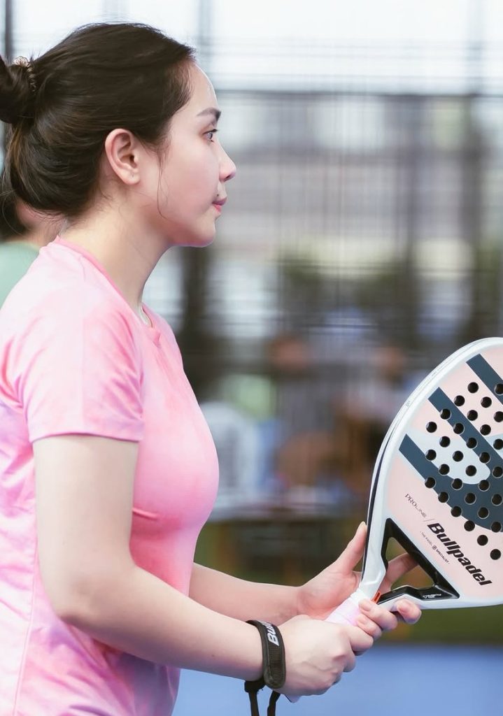 Saking cintanya pada olahraga ini, Nagita bahkan sempat merayu Raffi Ahmad untuk mengubah lapangan tenis mereka menjadi lapangan padel.