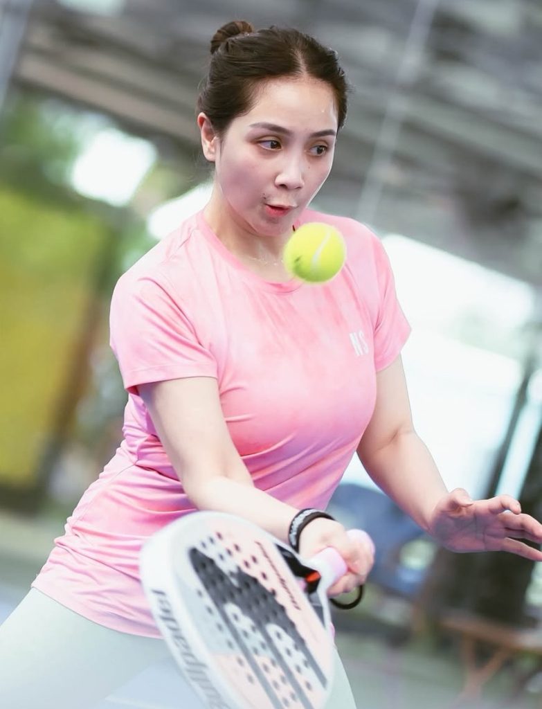 Karena sudah terbiasa bermain tenis, Nagita Slavina tampak cepat beradaptasi.