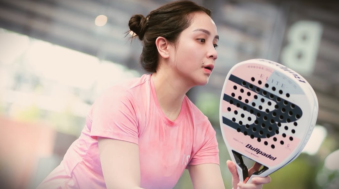 Nagita Slavina saat bermain padel