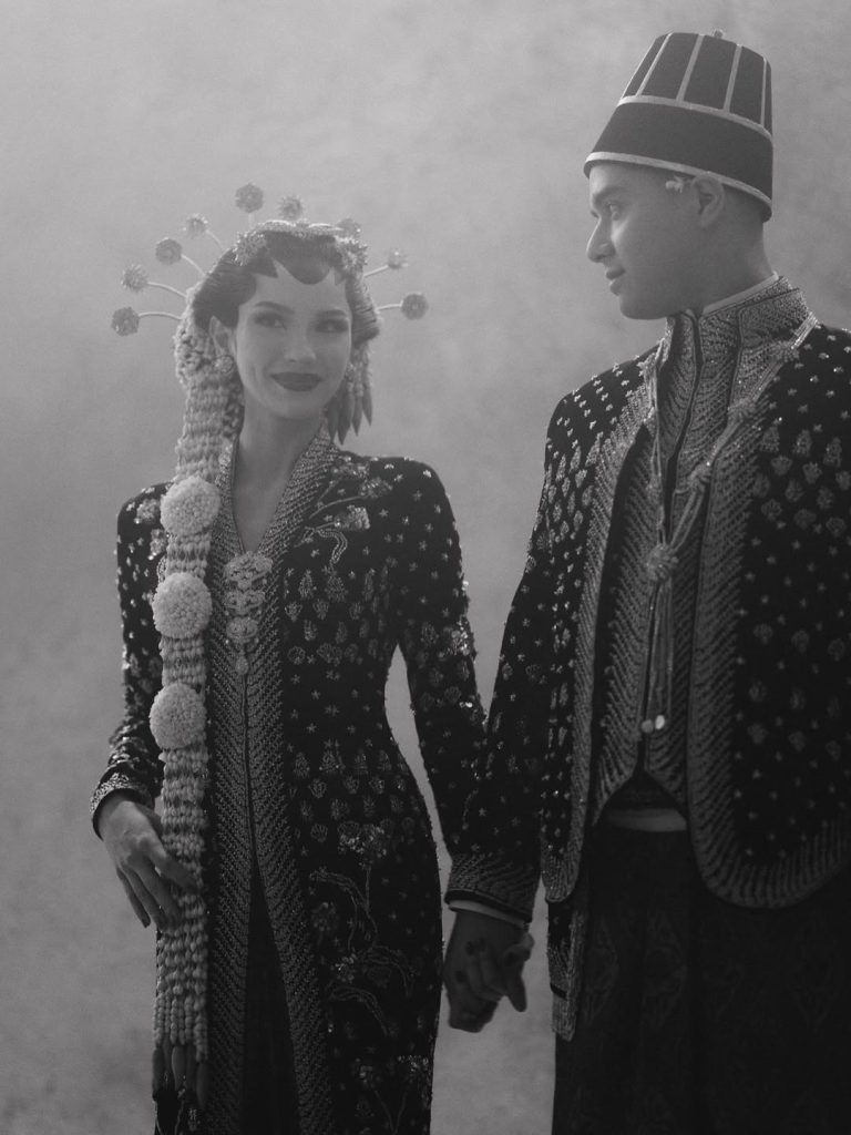 Pada acara ini, Alyssa Daguise tampil memukau mengenakan kebaya beludru hitam bertabur sulaman emas dan aksen bunga berwarna magenta.