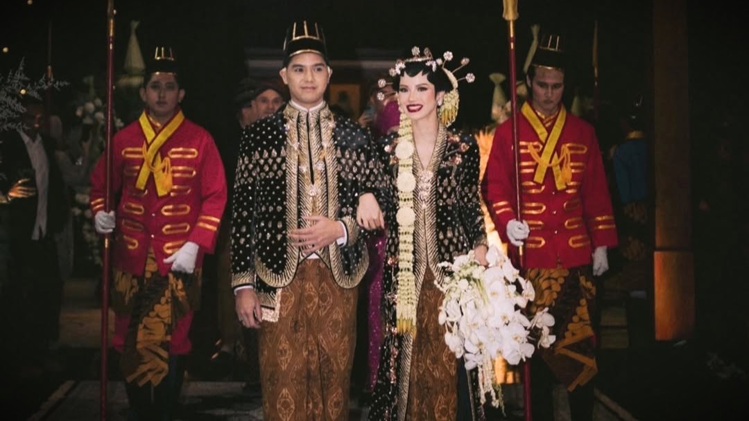 Tampilan Al Ghazali dan Alyssa Daguise dengan busana adar Jawa