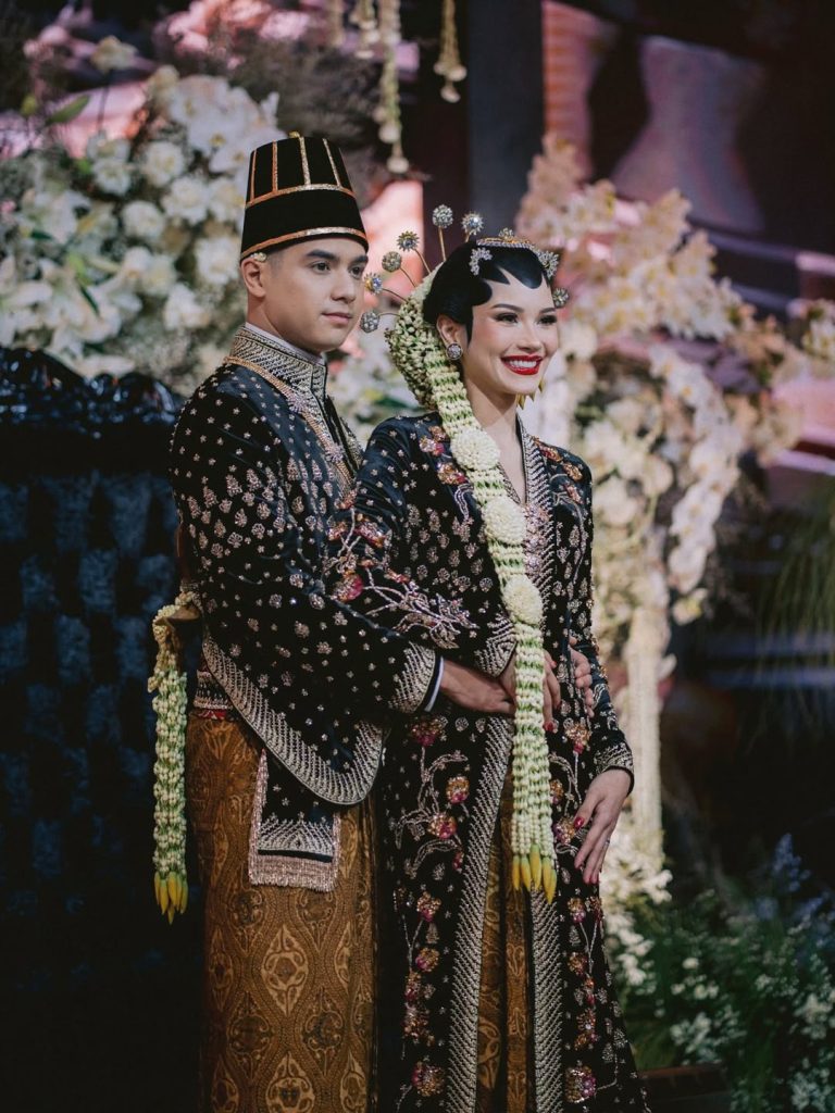 Tidak hanya mencerminkan kekayaan budaya Indonesia, tampilan mereka juga menjadi bukti bahwa busana pengantin tradisional tetap relevan dan memikat di era modern.