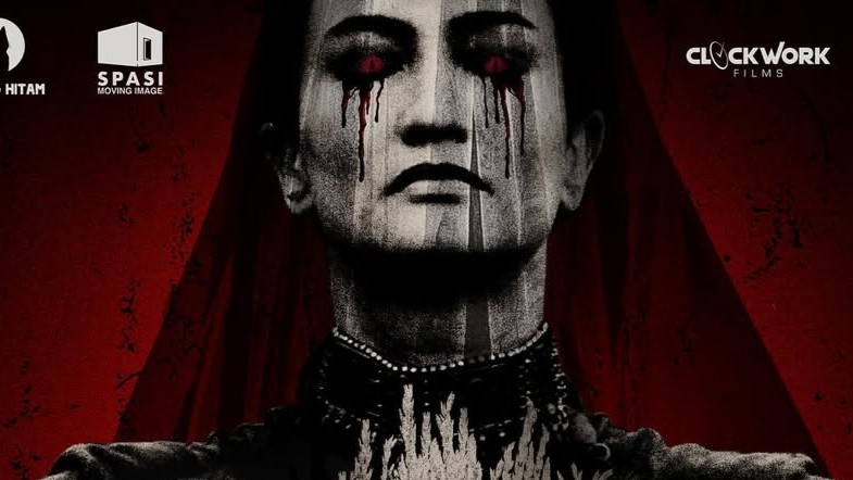 Atiqah Hasiholan berperan dalam film Kampung Jabang Mayit: Ritual Maut