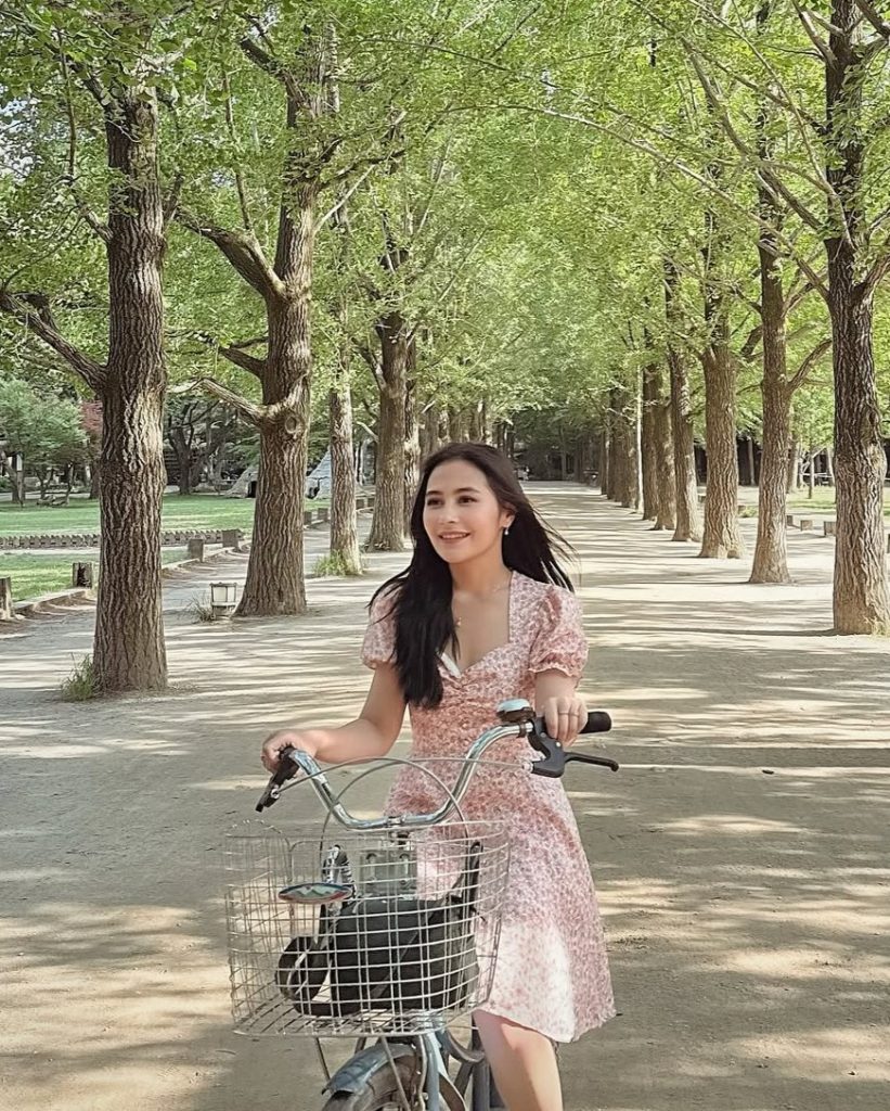 Warna-warna soft seperti pastel dan floral print masih menjadi andalan untuk tampil manis tanpa harus berlebihan.