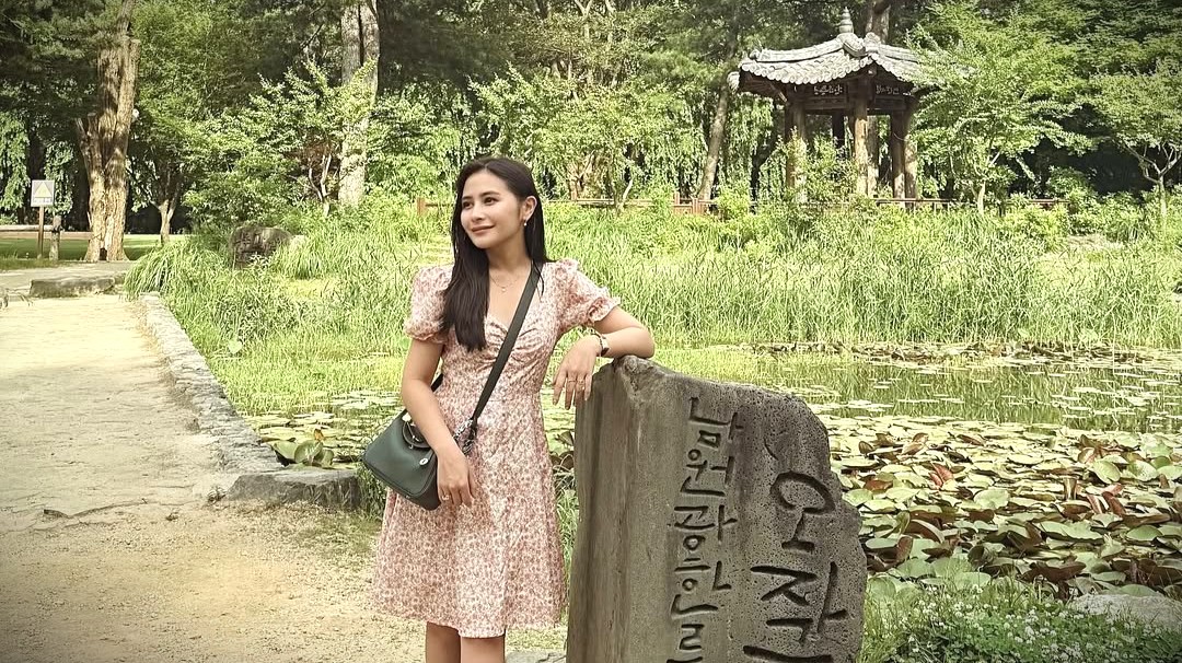 Outfit Prilly Latuconsina ini sangat cocok untuk jalan santai di taman atau jalanan kota