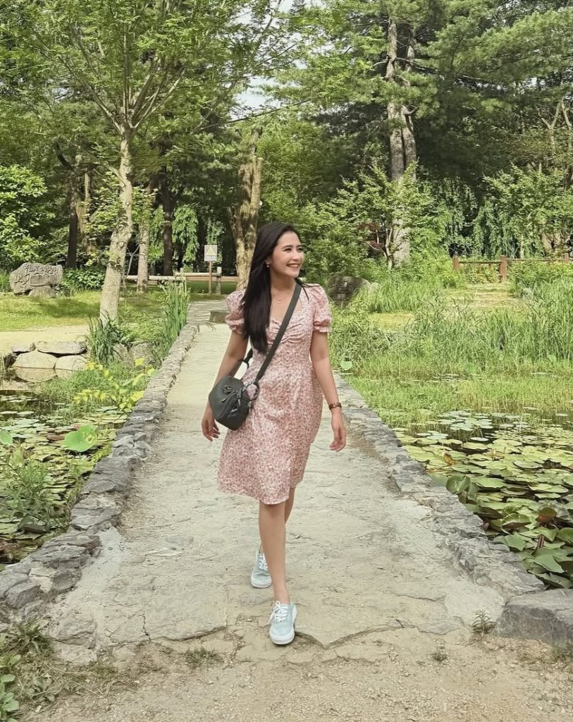Prilly Latuconsina mengenakan floral dress warna pink saat liburan di Korea Selatan