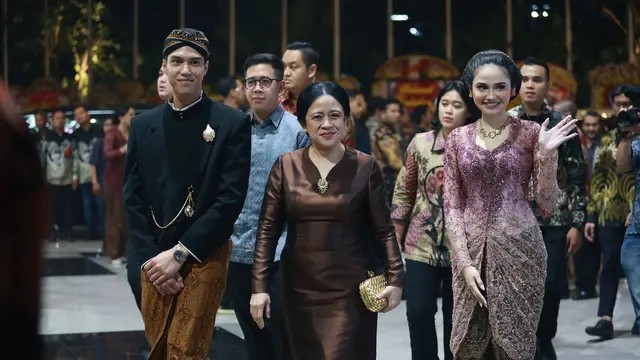 Puan Maharani, Ketua DPR RI sekaligus anak dari mantan Presiden Megawati, tampil anggun dengan kebaya kurung satin cokelat berpadu batik cerah saat memasuki lokasi acara.