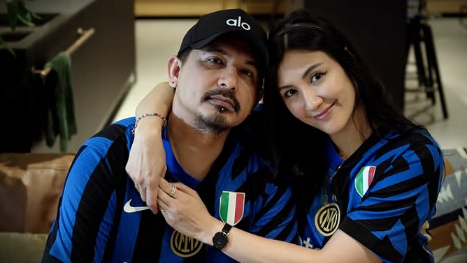 Enam artis tampan yang menikahi janda dan tetap menjalani kehidupan rumah tangga yang bahagia.