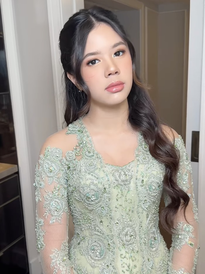 Penampilan Safeea semakin sempurna berkat sentuhan makeup artist @maharani_nilla_makeup yang mengaplikasikan riasan soft glam.