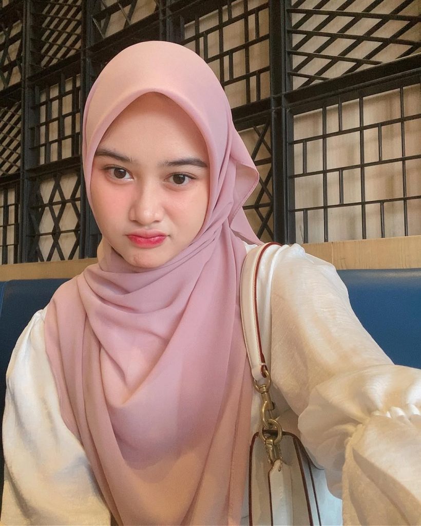 Desain minimalis pada tas ini memperkuat tampilan clean dan chic, cocok untuk aktivitas santai seperti nongkrong di kafe atau jalan sore.