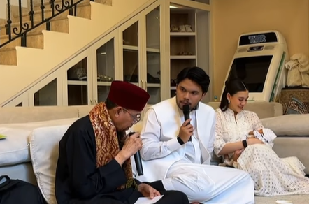 Meski dikenal sebagai publik figur dengan gaya hidup glamor, Thariq dan Aaliyah memilih untuk menggelar acara akikah secara intim.