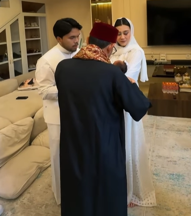 Prosesi dilanjutkan dengan pemotongan rambut Baby Arash, yang dilakukan oleh Thariq, Aaliyah, serta perwakilan keluarga dari kedua belah pihak.