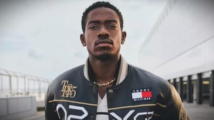 Bintang film 'F1' Damson Idris memakai jaket dari koleksi Tommy Hilfiger APXGP. (Foto: Dok. Tommy Hilfiger)