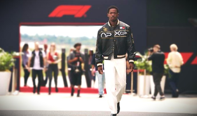 Sebagai sponsor fashion resmi tim fiksi APXGP dalam film, Tommy Hilfiger memperkuat warisan panjangnya di dunia balap.