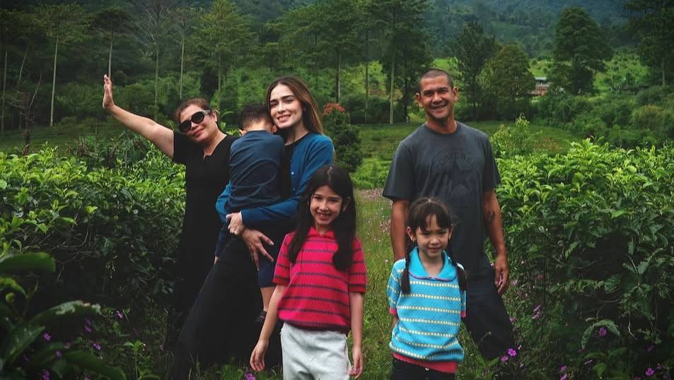 Yasmine Wildblood liburan di Kebun Teh bersama keluarga