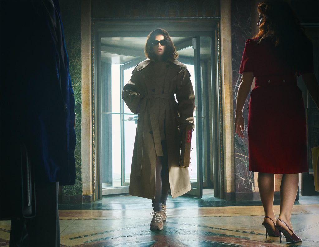 Rosalía akan menjadi wajah dari koleksi terbaru mereka, New Balance 204L — sepatu lifestyle dengan desain retro-runner yang sleek, terbuat dari material suede premium.