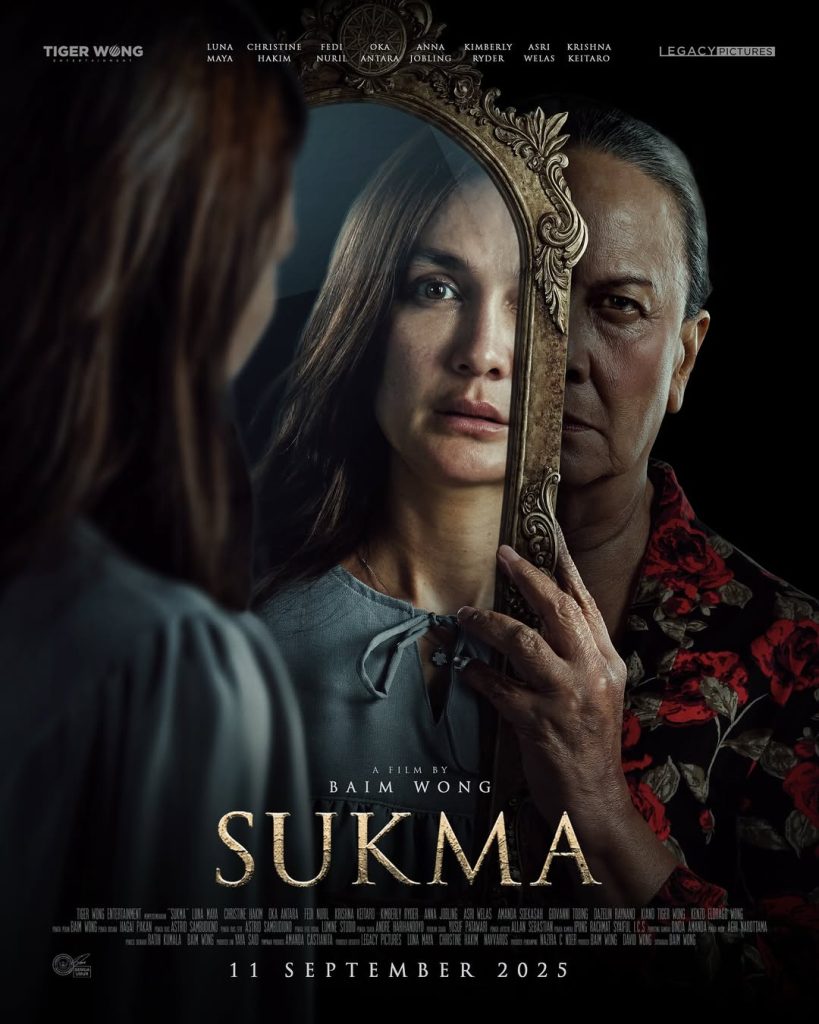 Luna Maya menatap cermin dalam poster film Sukma – Visual penuh misteri dengan pantulan wajah Christine Hakim di balik kaca.