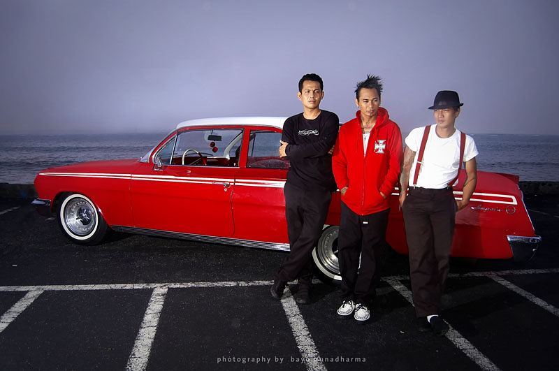 Sebagai bentuk dukungan terhadap regenerasi punk rock Indonesia, SID turut menggandeng dua band lintas generasi, yaitu The Jansen dan Stand Here Alone sebagai co-headliner.