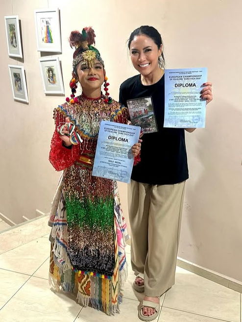 Lebih dari sekadar klarifikasi, Tina menyuarakan kesedihannya sebagai seorang ibu. Ia mengaku sangat kasihan kepada anaknya, yang telah mempersiapkan diri selama lebih dari tiga bulan.