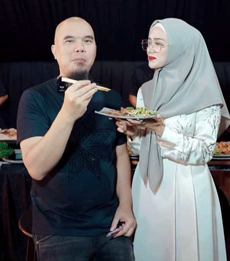 Dhani bahkan menyebut Mulan sebagai “istri yang salihah” dan percaya bahwa Mulan akan masuk surga karena telah menjadi korban gibah publik selama bertahun-tahun.