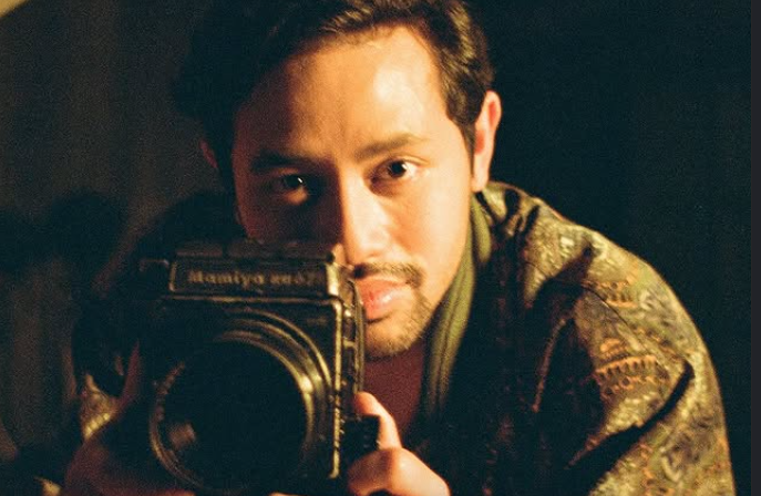 Buki B. Mansyur dan Atiqah Hasiholan dalam adegan intens film Kampung Jabang Mayit, berlatar ritual mistis di desa terpencil.