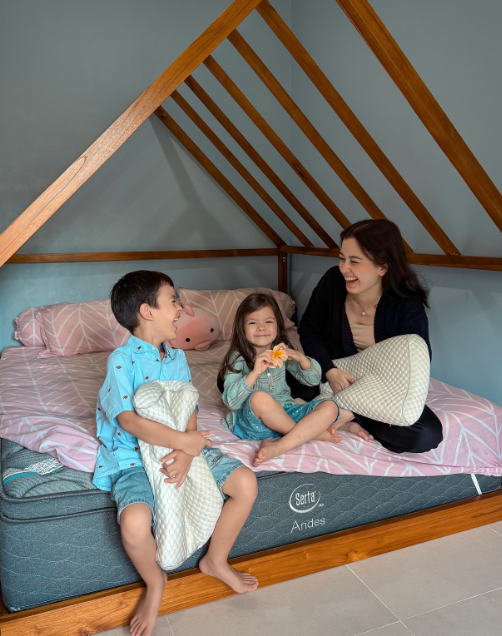 Di tengah perbincangan seputar status kewarganegaraannya, Kimberly tetap aktif di media sosial, dunia modeling, dan juga akting.