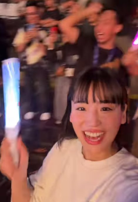 Haruka Nakagawa, yang telah lama lulus dari JKT48, hadir sebagai penonton dan penggemar. 