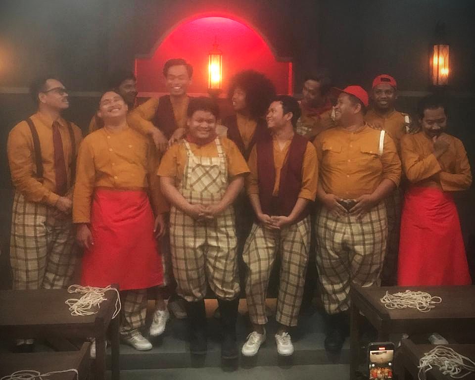 Film ini dibintangi oleh 11 finalis Comic 8 Revolution, diantaranya Bagas, Bayu Terimakasih, Felix, Sardol, Bayu Kribo, Jerry, Andro, Fadhol, Aji Betawi, Johan Juling, dan Aep.